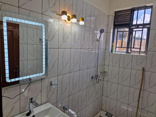 gf-apt-remera-bathroom-1
