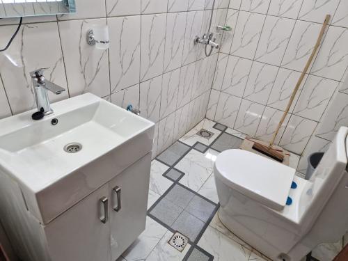 gf-apt-remera-bathroom-2